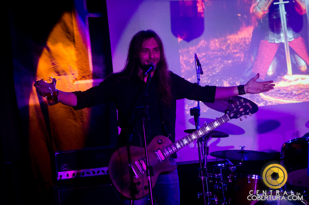 Noite de Metal no Gillan's Inn English Rock Bar com Rexor