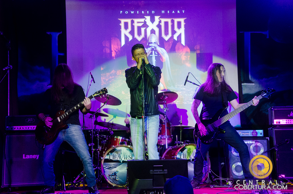Noite de Metal no Gillan's Inn English Rock Bar com Rexor
