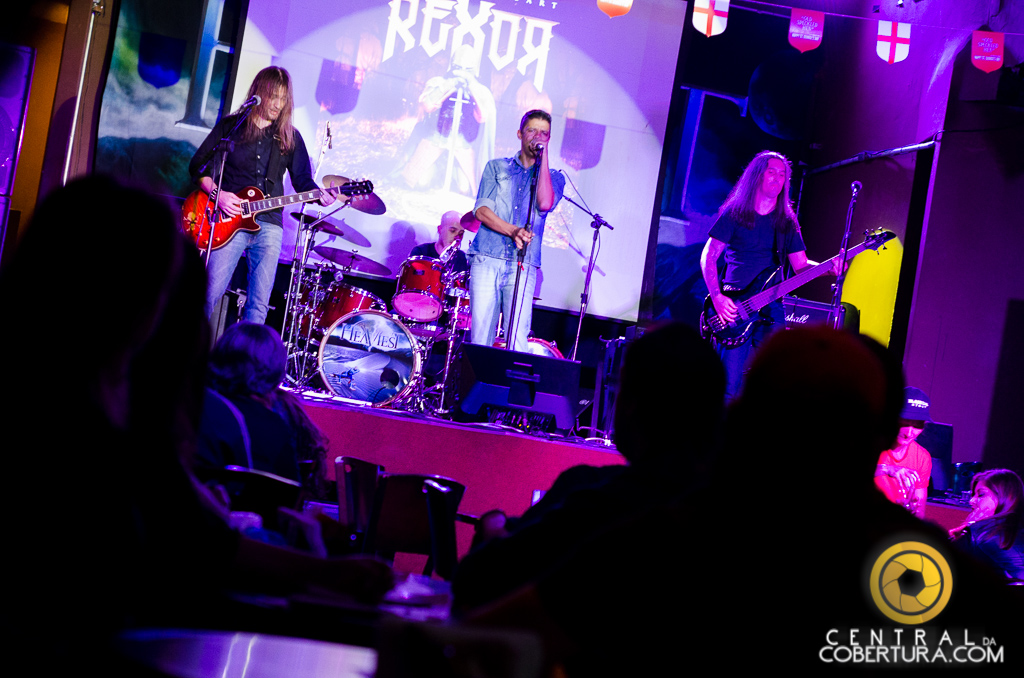 Noite de Metal no Gillan's Inn English Rock Bar com Rexor