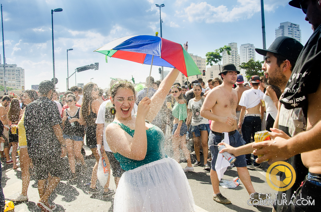 Foliões se divertem no bloco Casa Comigo (18/02)